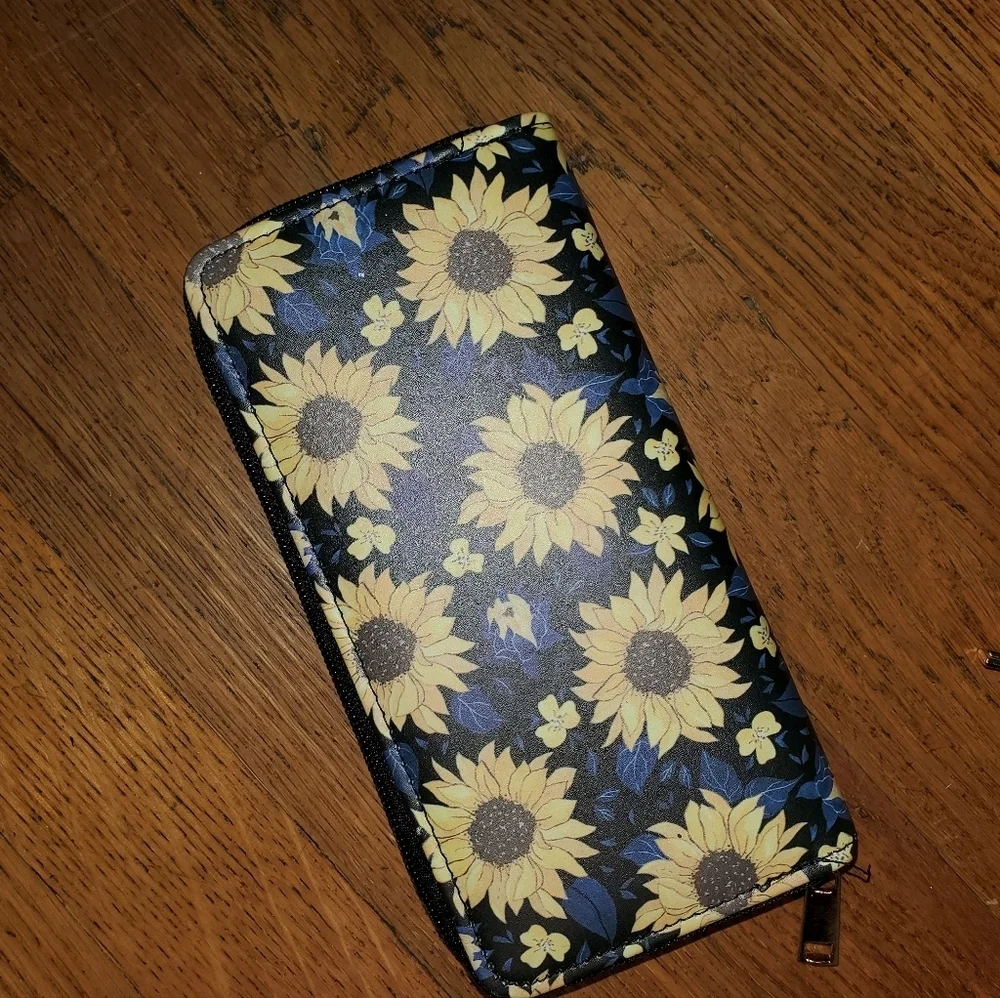 Wallets with Flowers and Skulls  ☠️ 💖